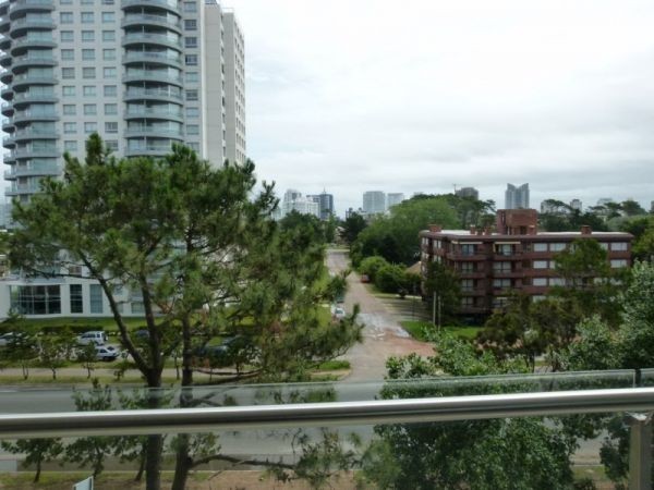 Moderno departamento en alquiler sobre Avenida Roosevelt.